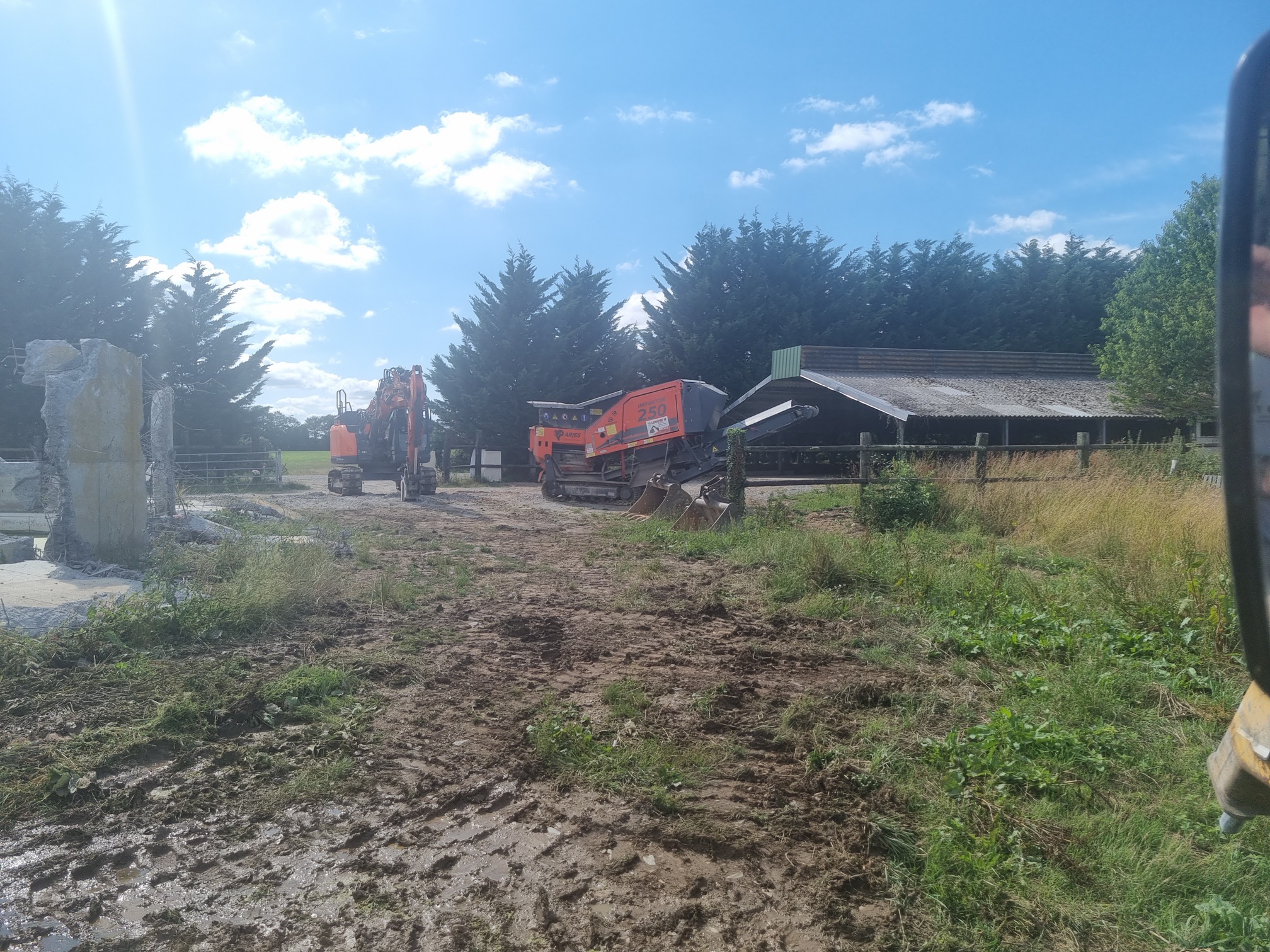 broyage et remblaiement d’une fosse à lisier aerienne a Nozay