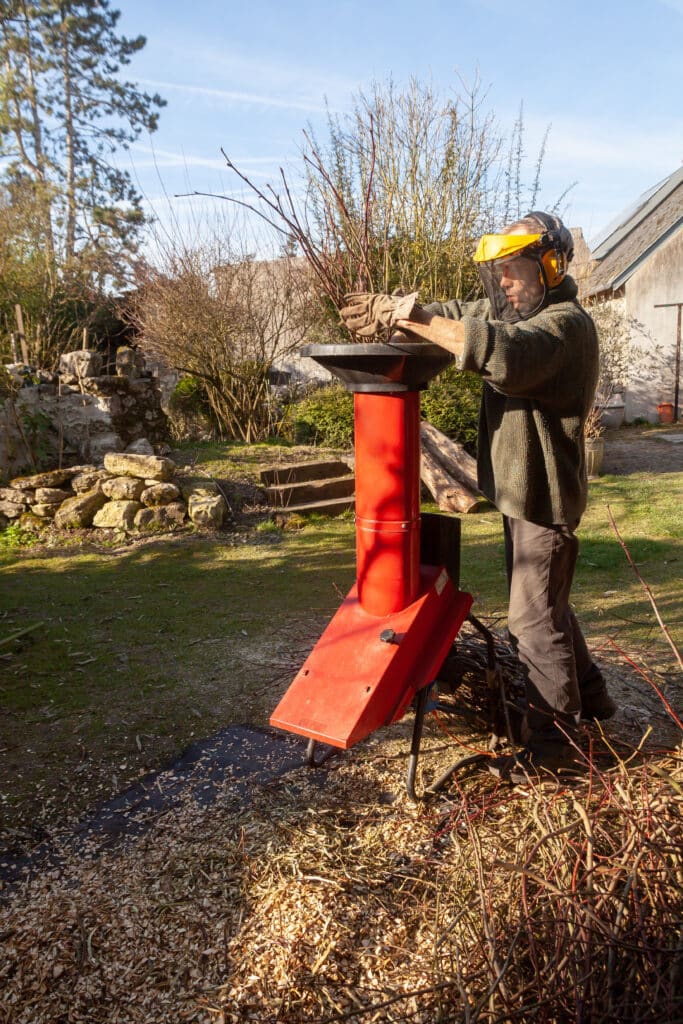 Jardinier - broyage de végétaux après élagage